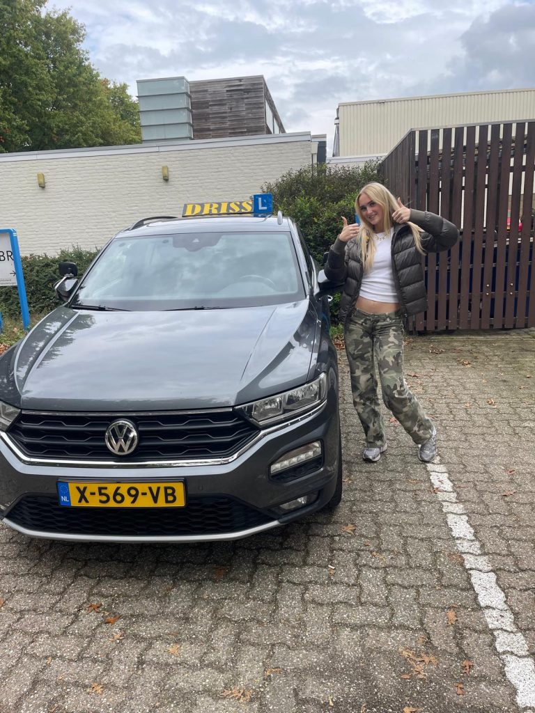 Geslaagde leerling bij de lesauto van Rijschool Driss