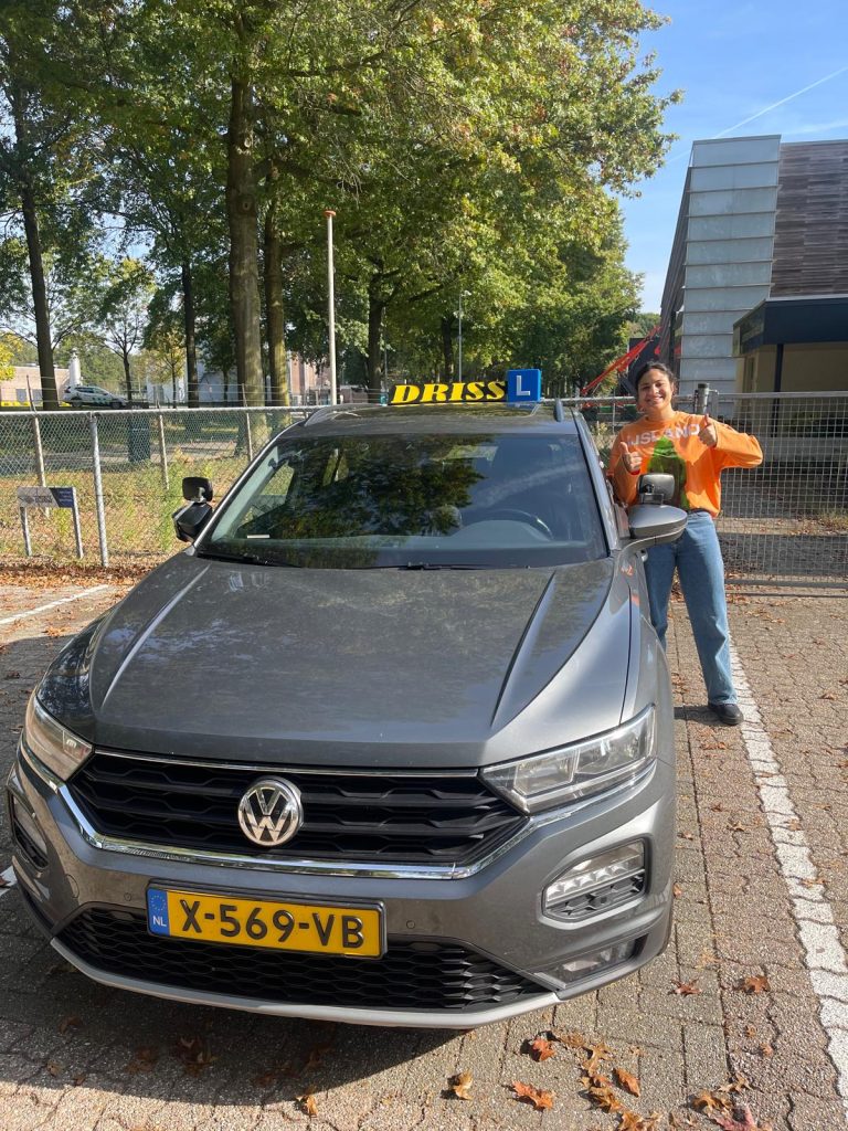 Geslaagde leerling bij de lesauto van Rijschool Driss